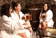 Девушки пьют пиво в бане