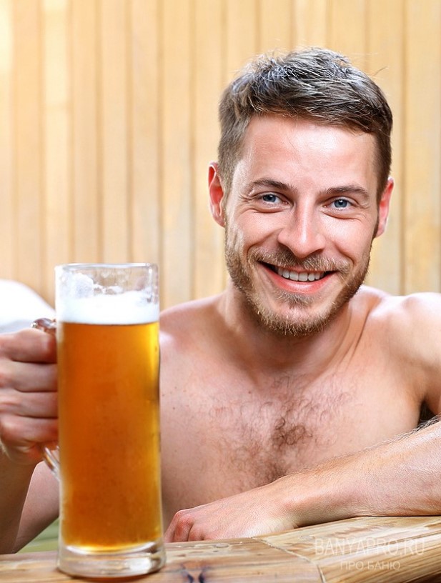 Мужчина пьёт пиво в бане