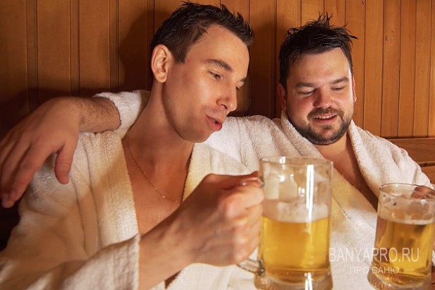 Два мужчины в бане с пивом